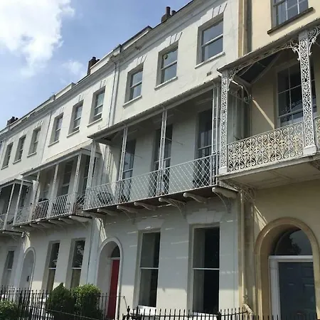 Elegant Period Clifton Balcony - Simplycheckin ブリストル
