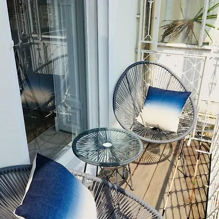 Elegant Period Clifton Balcony - Simplycheckin Apartman *