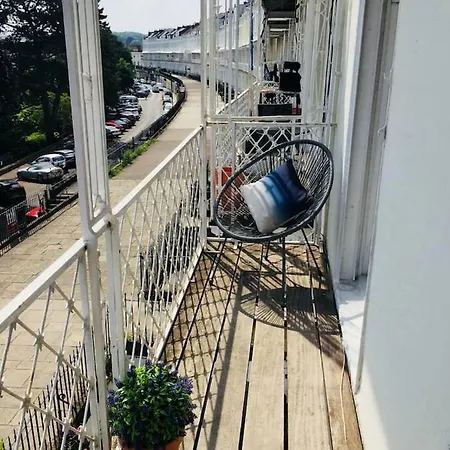 Elegant Period Clifton Balcony - Simplycheckin *
