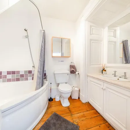 Elegant Period Clifton Balcony - Simplycheckin Bristol