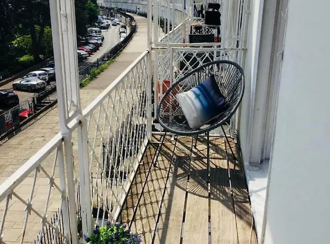 Elegant Period Clifton Balcony - Simplycheckin *