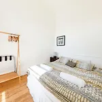 Elegant Period Clifton Balcony - Simplycheckin *