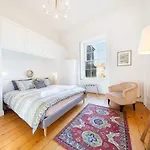 Elegant Period Clifton Balcony - Simplycheckin *