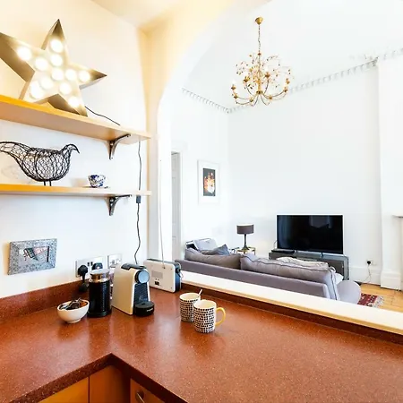 Elegant Period Clifton Balcony - Simplycheckin Apartamento