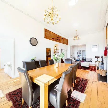 Elegant Period Clifton Balcony - Simplycheckin