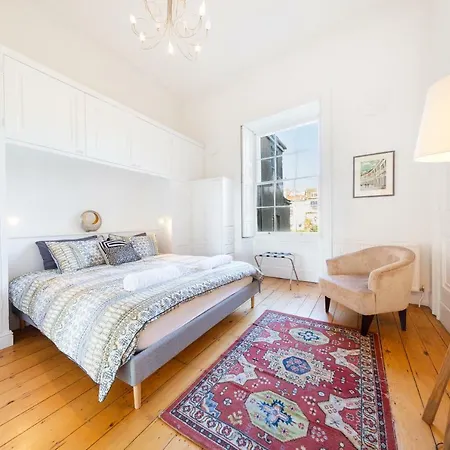 Elegant Period Clifton Balcony - Simplycheckin *