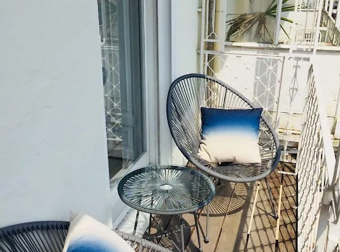 Elegant Period Clifton Balcony - Simplycheckin Apartment *