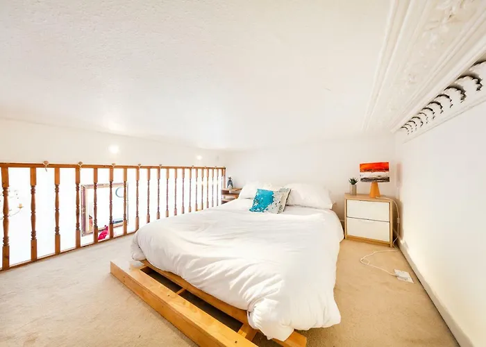 Elegant Period Clifton Balcony - Simplycheckin *