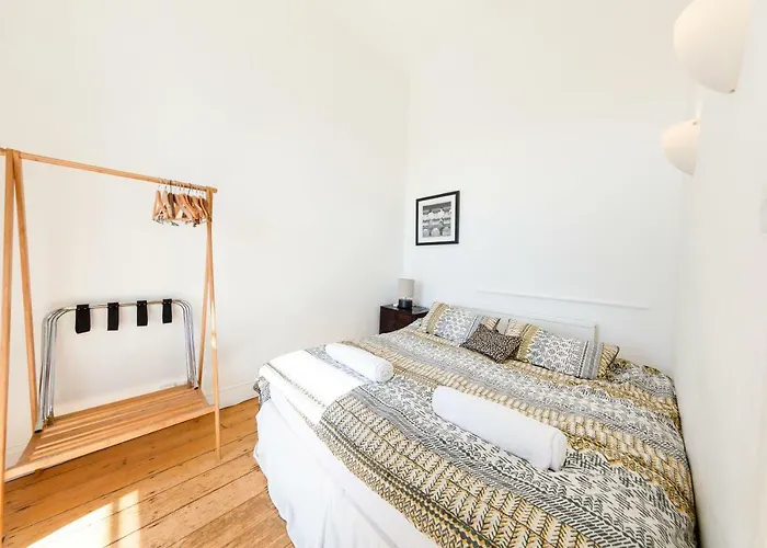 Elegant Period Clifton Balcony - Simplycheckin *