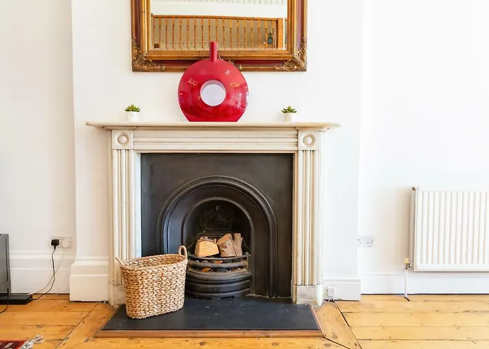 Elegant Period Clifton Balcony - Simplycheckin Bristol