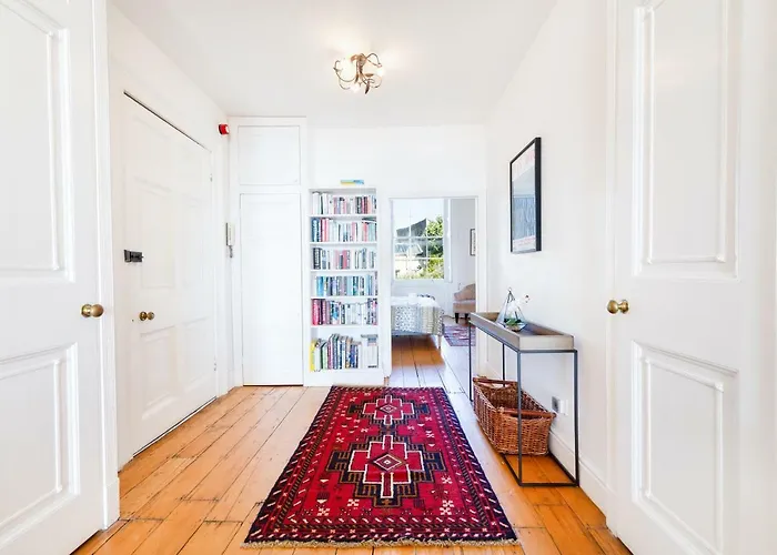 Elegant Period Clifton Balcony - Simplycheckin *