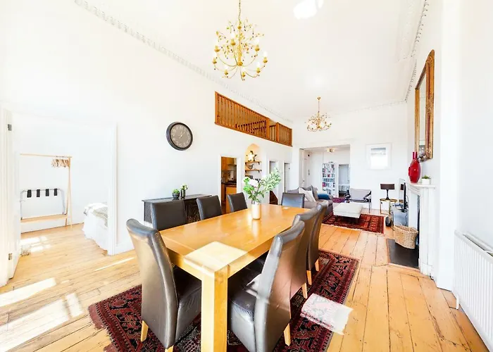 Elegant Period Clifton Balcony - Simplycheckin