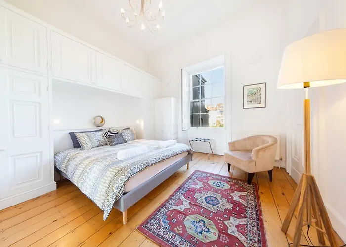 Elegant Period Clifton Balcony - Simplycheckin *